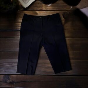 Daisy Fuentes Dress capris. Pockets Very fluid and pretty super comfortable SZ16